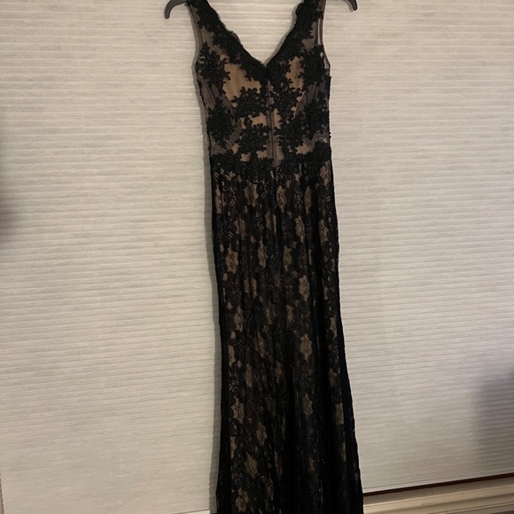 Black lace evening gown - Picture 2 of 10